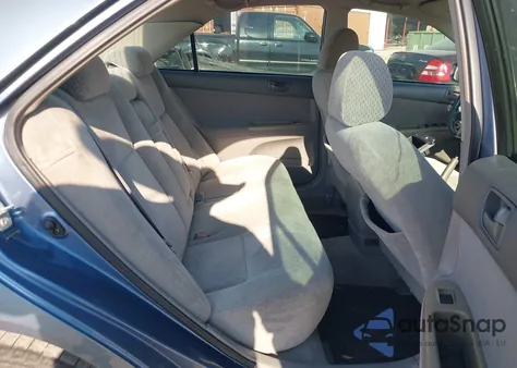 2004 Toyota Camry Le z USA, uszkodzony, nr VIN 4T1BE32K14U848988